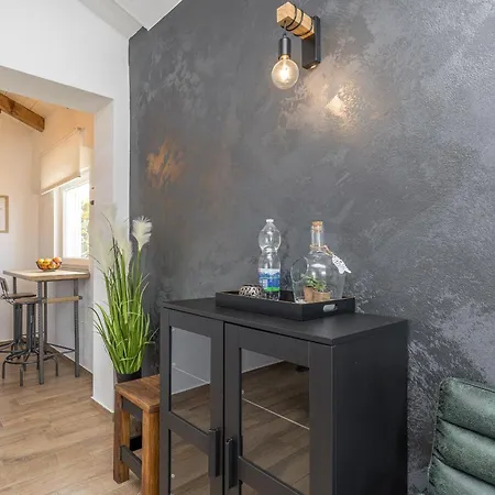 In Der Ersten Etage Fuer Zwei Personen Apartment